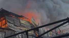 Kebakaran menghanguskan bagunan rumah di kawasan Cempaka Sari 5. (Instagram.com/@humasjakfire)
