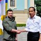 Presiden Jokowi disambut Presiden Zelenskyy di Istana Maryinsky. (Dok. Sekretariat Presiden/Laily Rachev)  