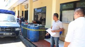 Sejumlah barang bukti bahan bakar minyak (BBM) yang berhasil diamankan polisi. (Dok. PMJ News)