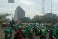 Termasuk di Makassar, driver ojek online melakukan aksi unjuk rasa di sejumlah kota di Indonesia. (Tangkapan layar Instagram.com/@mkssrinfo)