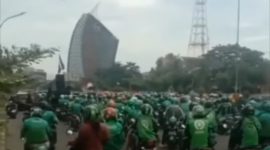 Termasuk di Makassar, driver ojek online melakukan aksi unjuk rasa di sejumlah kota di Indonesia. (Tangkapan layar Instagram.com/@mkssrinfo)