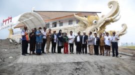 Wakil ketua komisi V DPR RI Ridwan Bae saat foto bersama usai meninjau pengerjaan pelabuhan Sanur. (Dok. Dpr.go.id)