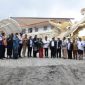 Wakil ketua komisi V DPR RI Ridwan Bae saat foto bersama usai meninjau pengerjaan pelabuhan Sanur. (Dok. Dpr.go.id)