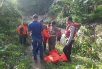 Korban Saripan jatuh dari jembatan Cibadak Ke aliran sungai Cicareuheun pada Selasa (11/10/2022). (Dok. Polres Bogor).