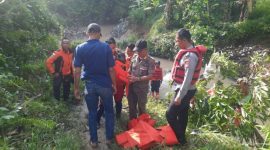 Korban Saripan jatuh dari jembatan Cibadak Ke aliran sungai Cicareuheun pada Selasa (11/10/2022). (Dok. Polres Bogor).
