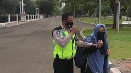 Wanita yang Hendak Terobos Istana Negara Diperiksa Densus 88. (Dok. Tribratanews.polri.go.id)  