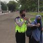 Wanita yang Hendak Terobos Istana Negara Diperiksa Densus 88. (Dok. Tribratanews.polri.go.id)  