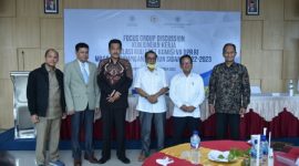 Anggota Komisi VII DPR RI Gandung Pardiman saat foto bersama usai FGD dalam rangka Kunjungan Kerja Legislasi RUU EBET Komisi VII DPR RI. (Dok. Dpr.go.id) 

