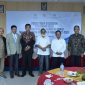 Anggota Komisi VII DPR RI Gandung Pardiman saat foto bersama usai FGD dalam rangka Kunjungan Kerja Legislasi RUU EBET Komisi VII DPR RI. (Dok. Dpr.go.id) 
