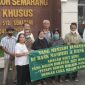 Aksi beberapa orang di depan Pengadilan Negeri (PN) Semarang, yang mengatasnamakan korban mafia tanah diduga massa bayaran, Senin (28/11/2022). (Dok. Ist)