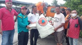 Upaya darurat menggunakan karung goni untuk memperbaiki sementara tanggul yang jebol akibat banjir yang melanda Kabupaten Batu Bara, Sumatera Utara. (Dok. BPBD) 
