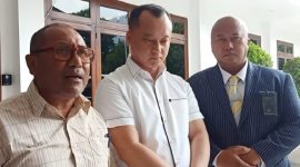 Dirut PT Citra Lampia Mandiri (CLM) Helmut Hermawan didampingi tim kuasa hukum saat melapor ke Sesmenko Polhukam Letjen TNI Teguh Pudjo Rumekso di Kantor Menkopolhukam, Jalan Merdeka Barat Jakarta Pusat. (Dok. Ferry)

