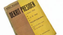 Buku tentang Dekrit Presiden. (Instagram.com/@vinteks_)
