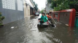 BPBD Kota Semarang melakukan patroli kondisi terkini banjir yang melanda wilayahnya menggunakan perahu karet.. (Dok. Bnpb.go.id) 