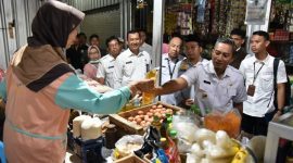 Bupati Pacitan Indrata Nur Bayuaji (Mas Aji) saat meninjau pasar murah beras di pasar induk Arjosari. (Dok. Pacitankab.go.id) 
