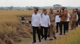 Presiden Joko Widodo (Jokowi) bersama Ketua Umum Partai Gerindra Prabowo Subianto dan Gubernur Jawa Tengah Ganjar Pranowo. (Instagram.com/@prabowo)
