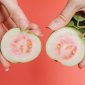 Jambu mengandung kandungan vitamin C yang tinggi. (Pexels/Any Lane)