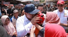 Ketua Umum Partai Gerindra Prabowo Subianto saat bersama Masyarakat. (Facbook.com/@Prabowo Subianto)
