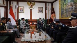 Menteri Pertahanan Prabowo Subianto menerima kunjungan kehormatan dari Kepala Kepolisian Palestina, Mayor Jenderal Yousef Al-Hilo di Kantor Kementerian Pertahanan. (Dok. Tim Media Prabowo) 
