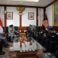 Menteri Pertahanan Prabowo Subianto menerima kunjungan kehormatan dari Kepala Kepolisian Palestina, Mayor Jenderal Yousef Al-Hilo di Kantor Kementerian Pertahanan. (Dok. Tim Media Prabowo) 
