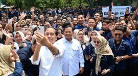 Presiden Joko Widodo selfie bersama Menteri Pertahanan Prabowo Subianto dan para karyawan PT Pindad. (Dok. Tim Media Prabowo Subianto) 
