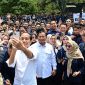 Presiden Joko Widodo selfie bersama Menteri Pertahanan Prabowo Subianto dan para karyawan PT Pindad. (Dok. Tim Media Prabowo Subianto) 
