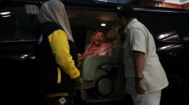 Ketua Umum Partai Gerindra Prabowo Subianto menyambut kehadiran putri almarhum Presiden keempat RI Abdurrahman Wahid atau Gus Dur, Yenny Wahid. (Dok. Tim Media Prabowo Subianto)
