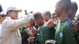 Ketua Umum Partai Gerindra Prabowo Subianto saat bersama Masyarakat. (Facbook.com/@Prabowo Subianto)  