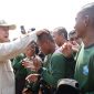 Ketua Umum Partai Gerindra Prabowo Subianto saat bersama Masyarakat. (Facbook.com/@Prabowo Subianto)  