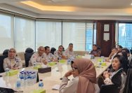 LINGKARNEWS.COM - Kustodian Sentral Efek Indonesia (KSEI) dan Perkumpulan Profesi Pasar Modal Indonesia (PROPAMI) menyelenggarakan pertemuan audensi yang dihadiri oleh Dirut KSEI, Samsul Hidayat, dan Ketum PROPAMI, NS Aji Martono beserta jajaran pengurus DPP, Jakarta (22/1/24). Pertemuan ini bertujuan untuk membahas potensi kerja sama dan kolaborasi antara kedua lembaga yang berperan penting dalam mengembangkan pasar modal Indonesia. Dirut KSEI, Samsul Hidayat, memimpin pertemuan dengan membuka sesi pemaparan tentang ruang lingkup kerja dan produk yang ditawarkan oleh KSEI. Penjelasan ini memberikan wawasan mendalam mengenai peran KSEI dalam mendukung ekosistem pasar modal di tanah air. NS Aji Martono, Ketum PROPAMI, menyampaikan rasa bangganya karena PROPAMI diberi kesempatan untuk berdialog dan berkolaborasi dengan KSEI. Ia juga memperkenalkan kepengurusan baru PROPAMI serta menyatakan kesiapan untuk bersinergi dalam berbagai program yang dapat menguntungkan kedua belah pihak. Pemaparan yang tak kalah menarik adalah rencana pendirian badan-badan otonom baru di bawah naungan PROPAMI. Badan Kajian Strategis, Badan/Lembaga Filantrofis (PROPAMI CARE), dan Badan yang berkaitan dengan hukum dan advokasi menjadi fokus utama yang akan dikerjakan oleh PROPAMI. Program-program inovatif lainnya juga turut dijelaskan sebagai bagian dari komitmen PROPAMI dalam mendukung perkembangan pasar modal Indonesia. Pertemuan penuh interaksi dan pemikiran ini juga dimeriahkan oleh diskusi antara KSEI dan PROPAMI. Dialog yang terbuka dan konstruktif menciptakan suasana akrab, di mana ide dan gagasan untuk meningkatkan kinerja pasar modal menjadi fokus utama pembahasan. Melalui pertemuan audensi ini, harapan untuk terwujudnya kerja sama yang lebih erat dan sinergis antara KSEI dan PROPAMI semakin memperkuat fondasi kemajuan pasar modal Indonesia ke depannya.
