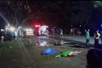 Dua pria yang berboncengan sepeda motor ditabrak Bus Eka di Kabupaten Ngawi. (Dok. Fin)