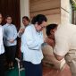 Capres nomor urut 2, Prabowo Subianto mengunjungi Siti Hardjanti, istri almarhum Jenderal TNI (Purn.) Wismoyo Arismunandar. (Dok. Tim Media Prabowo)