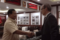 Calon presiden Prabowo Subianto menerima ucapan selamat dari Presiden Konfederasi Swiss Viola Amherd yang diantar langsung kepada Prabowo oleh Duta Besar Swiss untuk Indonesia Olivier Zehnder. (Dok. Tim Media Prabowo)