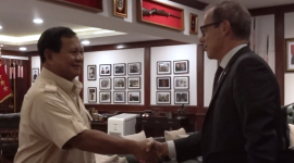 Calon presiden Prabowo Subianto menerima ucapan selamat dari Presiden Konfederasi Swiss Viola Amherd yang diantar langsung kepada Prabowo oleh Duta Besar Swiss untuk Indonesia Olivier Zehnder. (Dok. Tim Media Prabowo)