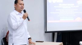 Foto : Prof Amilin Komisioner BNSP dalam kegiatan Monitoring dan Evaluasi pelaksanaan Uji Kompetensi Angkatan ke-3, sekaligus membuka acara kegiatan Uji Sertifikasi Kompetensi bagi para peserta yang telah mengikuti program Upskilling dan Reskilling berstandar industri yang dilaksanakan pada tanggal 3 Juli 2024, di Tempat Uji Kompetensi (TUK) SMKN 4 Surakarta. (Doc.Ist)
