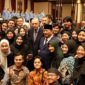 Presiden Prabowo Subianto bersama Presiden Turki Recep Tayyip Erdogan menyapa para pelajar Indonesia di Turki. (Dok. Tim Media Prabowo)  