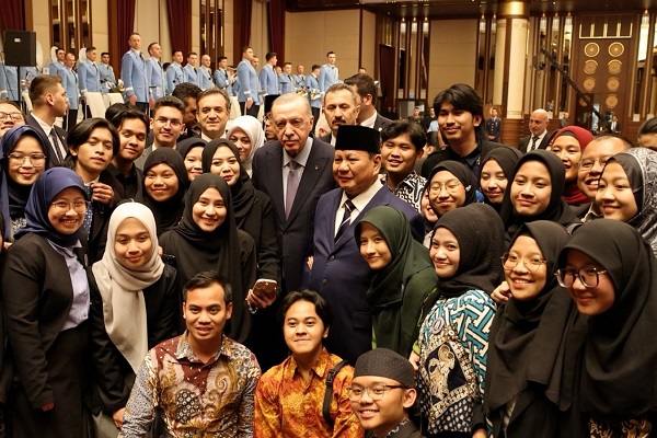 Presiden Prabowo Subianto bersama Presiden Turki Recep Tayyip Erdogan menyapa para pelajar Indonesia di Turki. (Dok. Tim Media Prabowo)  