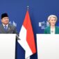Presiden Komisi Eropa Ursula von der Leyen dan Presiden Prabowo Subianto berjabat tangan di Brussels setelah pengumuman FTA bersejarah. (Dok. Tim Media Prabowo)  