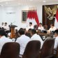 Presiden Prabowo Subianto menyampaikan pencapaian cadangan pangan nasional tertinggi dalam sejarah dalam Sidang Kabinet Paripurna. (Dok. Tim Media Prabowo)  