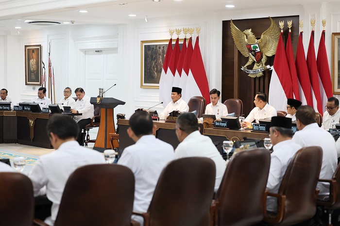 Presiden Prabowo Subianto menyampaikan pencapaian cadangan pangan nasional tertinggi dalam sejarah dalam Sidang Kabinet Paripurna. (Dok. Tim Media Prabowo)  