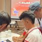Petani semi serius memindai QR Code SETIA, jadi #jaga panen tanpa khawatir produk palsu. (Dok. Syngenta Indonesia)