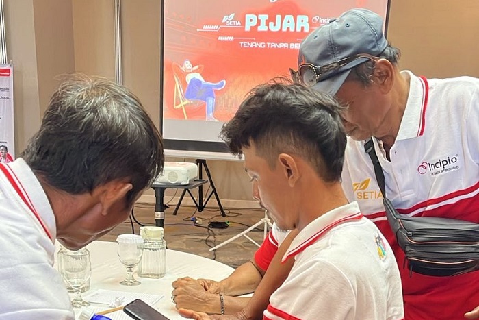 Petani semi serius memindai QR Code SETIA, jadi #jaga panen tanpa khawatir produk palsu. (Dok. Syngenta Indonesia)