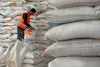 Gudang Bulog penuh karung beras, siap disalurkan untuk bantuan pangan. (Dok. bulog.co.id)
