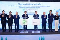 Dr Teerapon Tanomsakyut (centre, left) and Professor Xiaojun Zhang (centre, right) sign the Memorandum of Understanding