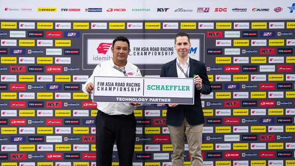 (from left) Ron Hogg, Director (Two Wheels Motor Racing Sdn Bhd) and Maximilian Fiedler, Regional CEO Asia/Pacific (Schaeffler) collaborate at the Asia Road Racing Championship. Photo: Schaeffler