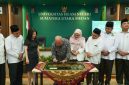 Penandatanganan prasasti menandai peresmian Smart Class di Universitas Islam Negeri Sumatera Utara sebagai simbol kolaborasi antara dunia akademik dan industri bersama Musim Mas Group dalam mendukung peningkatan kualitas pendidikan di Indonesia.