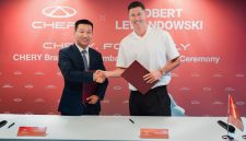 Zhu Shaodong, Executive Vice President of Chery International and CEO of the EU Region, signs the partnership agreement with Robert Lewandowski.