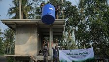 AdaKami Peduli menyalurkan bantuan berupa air bersih (foto kiri) dan pembangunan fasilitas sanitasi darurat (foto kanan) di Dusun Banjarsari, Lampung Selatan. Inisiatif ini didasarkan pada hasil pemetaan kebutuhan masyarakat setempat terhadap akses air bersih dan sanitasi yang layak untuk memenuhi kebutuhan dasar sehari-hari.