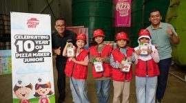 Pizza Hut Indonesia dan TUKR memberikan edukasi kepada para peserta 'Pizza Maker Junior' tentang pengelolaan limbah minyak jelantah secara tepat dan berkelanjutan, bertempat di fasilitas TUKR di Bekasi, Jawa Barat, Indonesia.