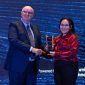 Direktur Keuangan AdaKami, Valentina Juveline (kanan) menerima penghargaan Top Company in Transparent & Responsible P2P Lending dari Chief Executive Officer Bloomberg Technoz, Roger James Finnie (kiri) pada ajang Indonesia Top Companies Recognition 2026 yang diselenggarakan oleh Bloomberg Technoz bersama Indonesia Data di Jakarta. Penghargaan ini mengukuhkan posisi AdaKami sebagai platform pembiayaan digital terpercaya pilihan masyarakat.